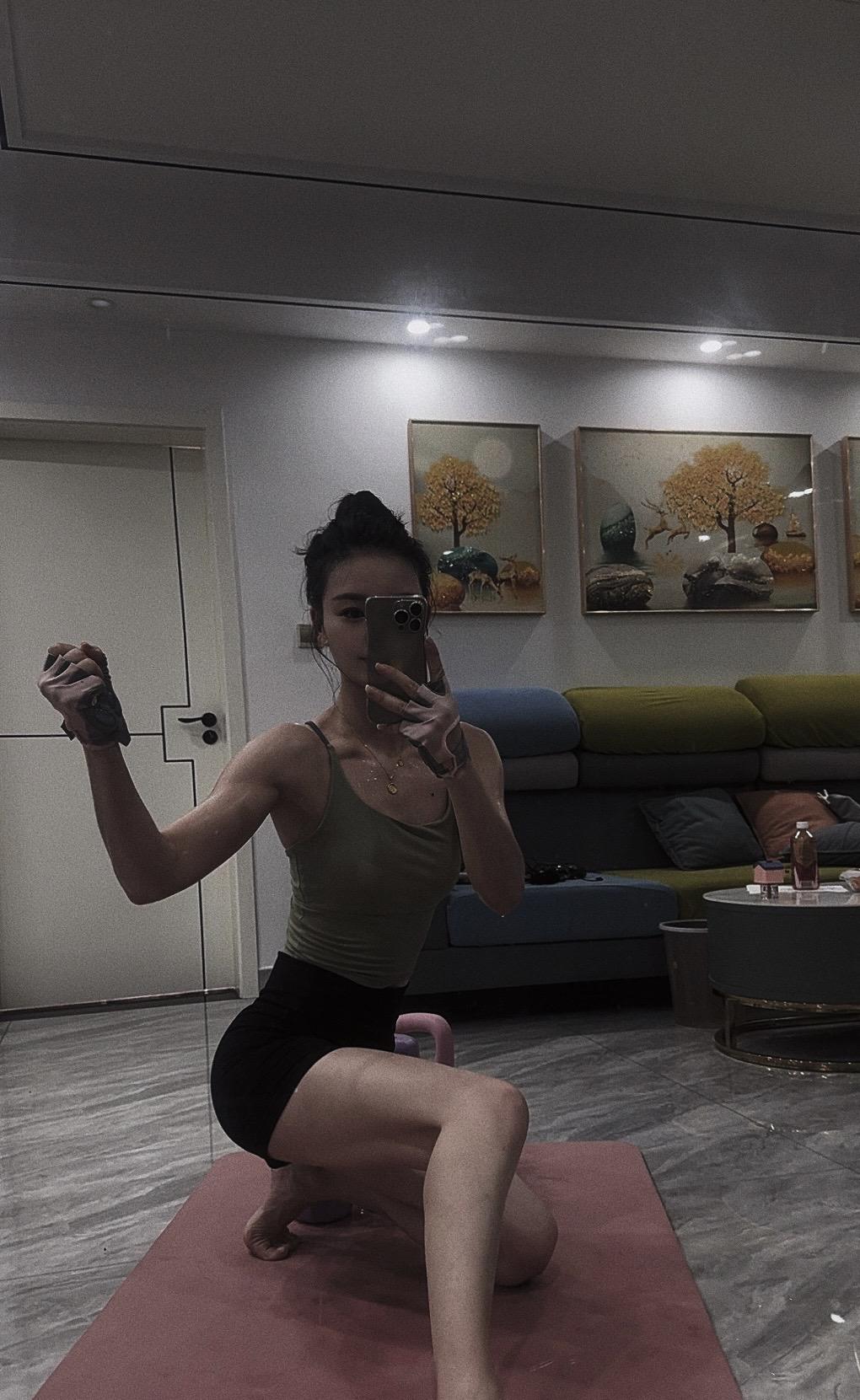 孩子都开学了吧，别忘了给自己放个假，这个世界对女人的要求太高了，要求女...