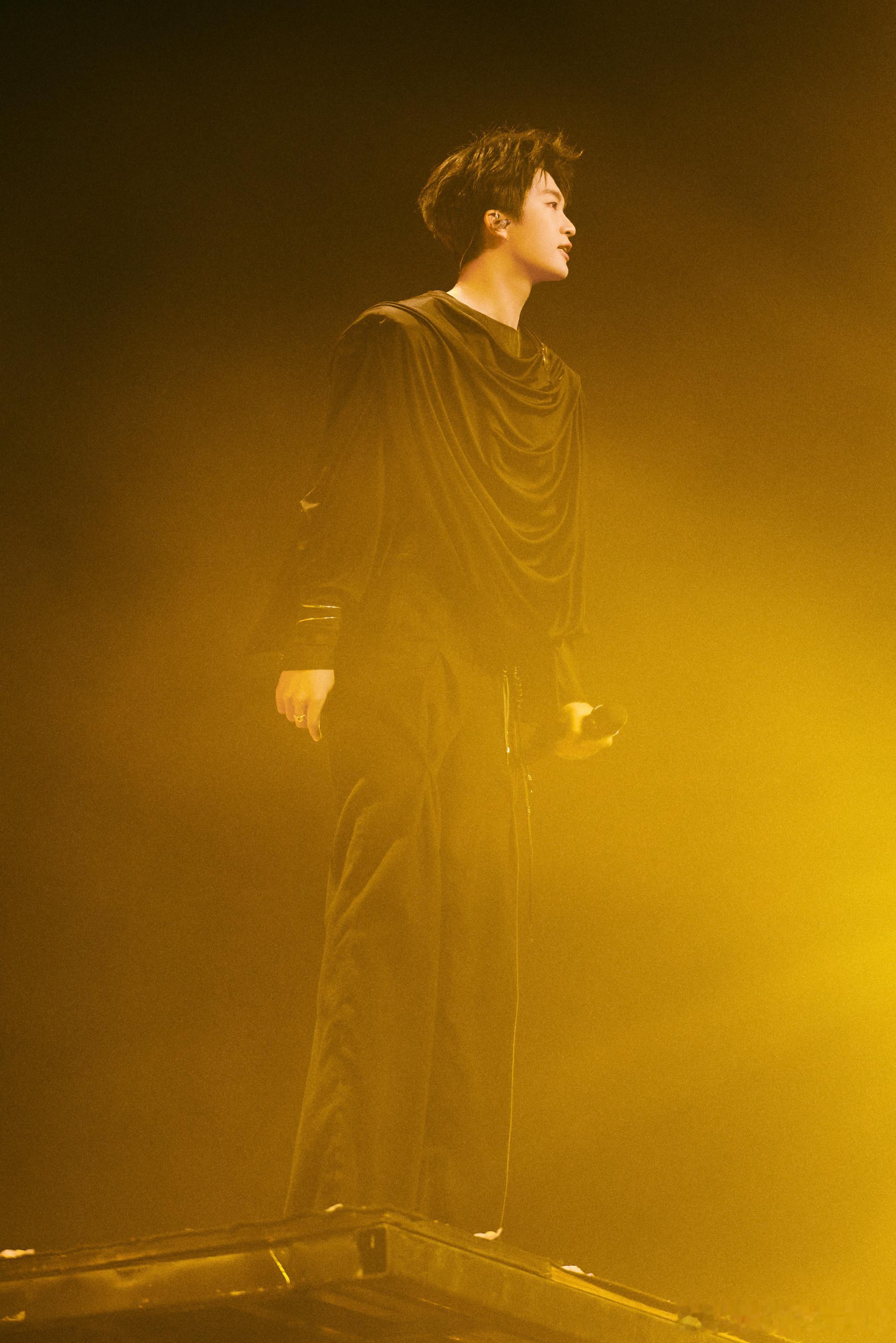 黄子弘凡《骊龙吟》舞台首秀好帅！清俊扮相自带少年侠气，扎实唱功驾驭磅礴旋律，喉音