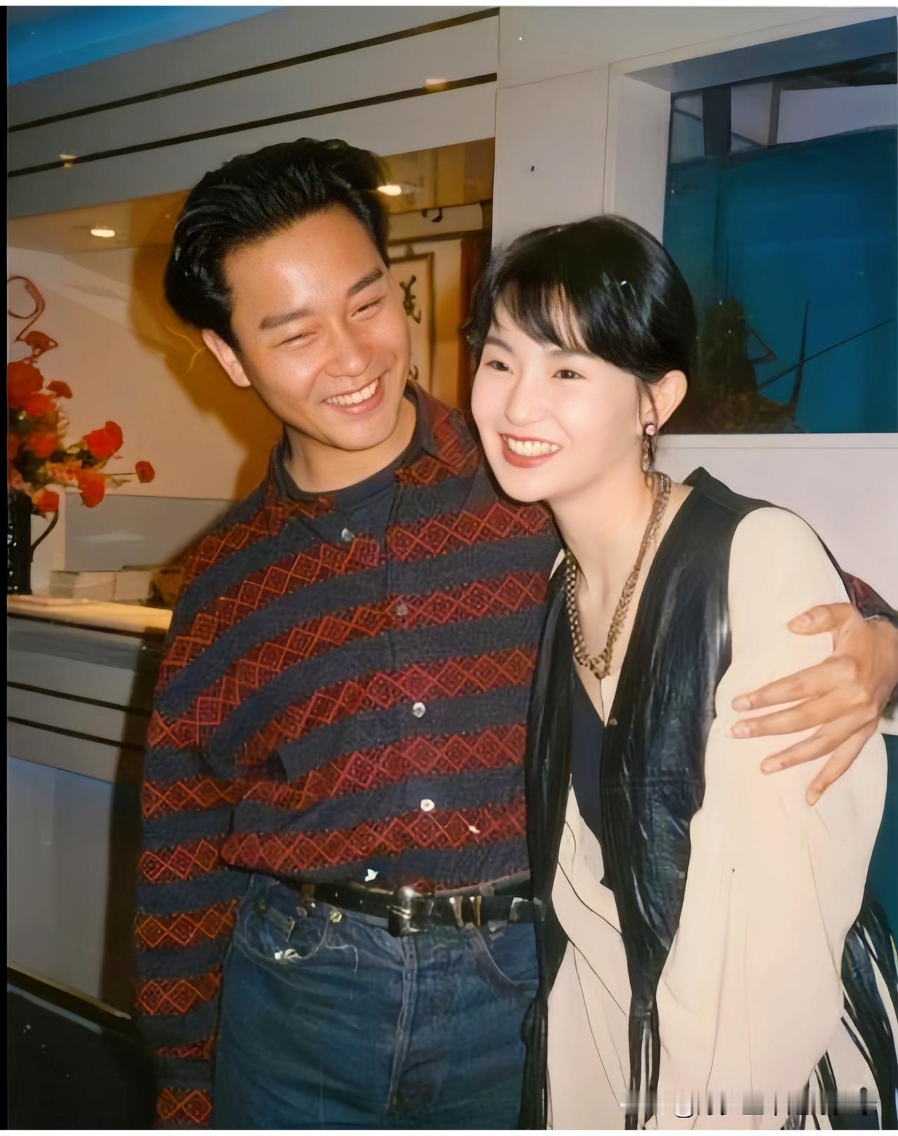 这是张曼玉年轻时与张国荣在香港参加活动时在现场留下的一张合影，拍摄于一九九一年。