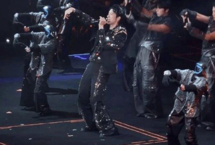 宇树机器人助力王力宏演唱会
近日，王力宏成都演唱会首次引入宇树科技G1人形机器人