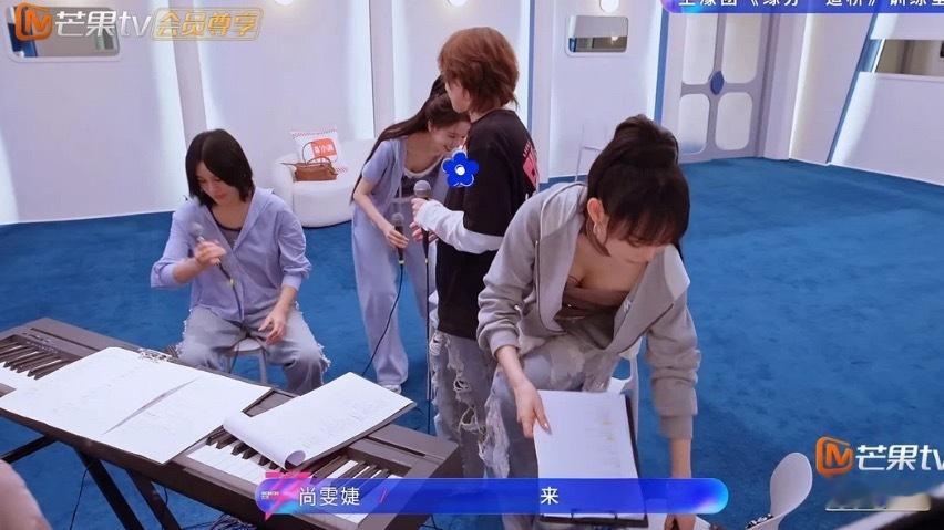 萨顶顶求你别减肥了sdd：我看了一圈，就我最胖（指浪姐这些姐姐们）姐姐你真不胖 