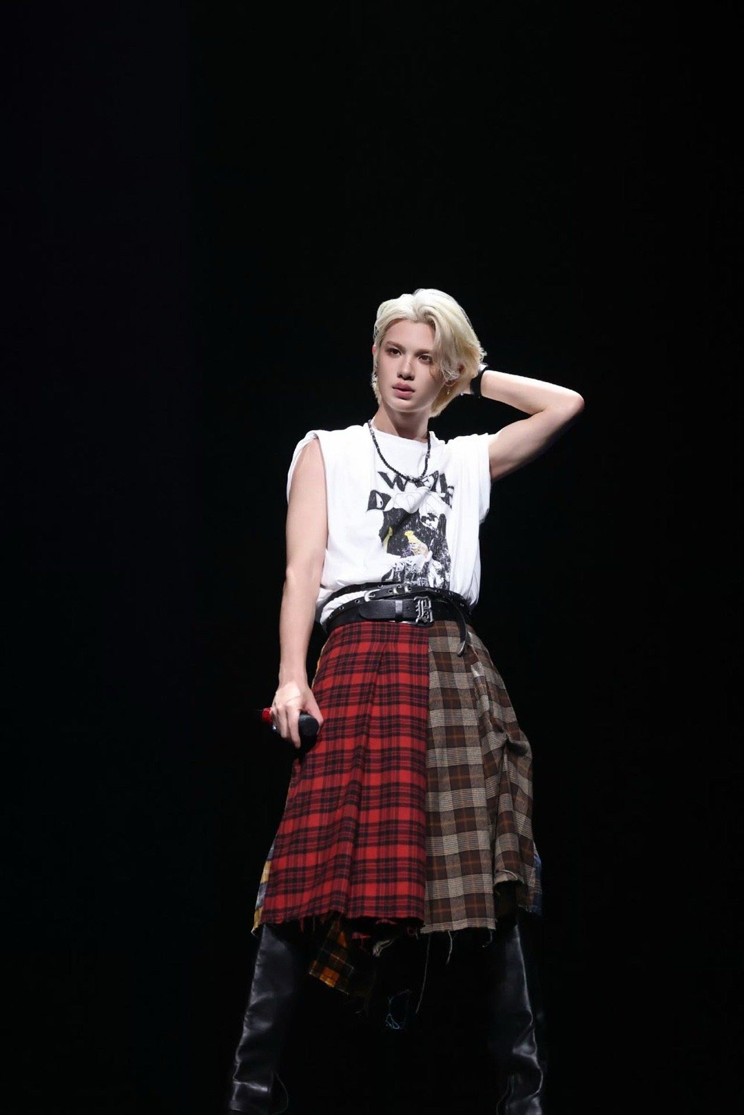 黄明昊不愧是天花板选秀出道的 谁没为选秀时期的黄明昊疯狂过！舞台上的他自带光芒，