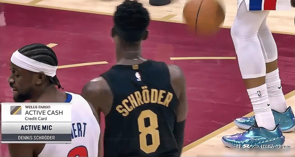 拿了MVP候选，连老大哥电话都不接了？施罗德在球场中央，当着几万人的面，一把拽住