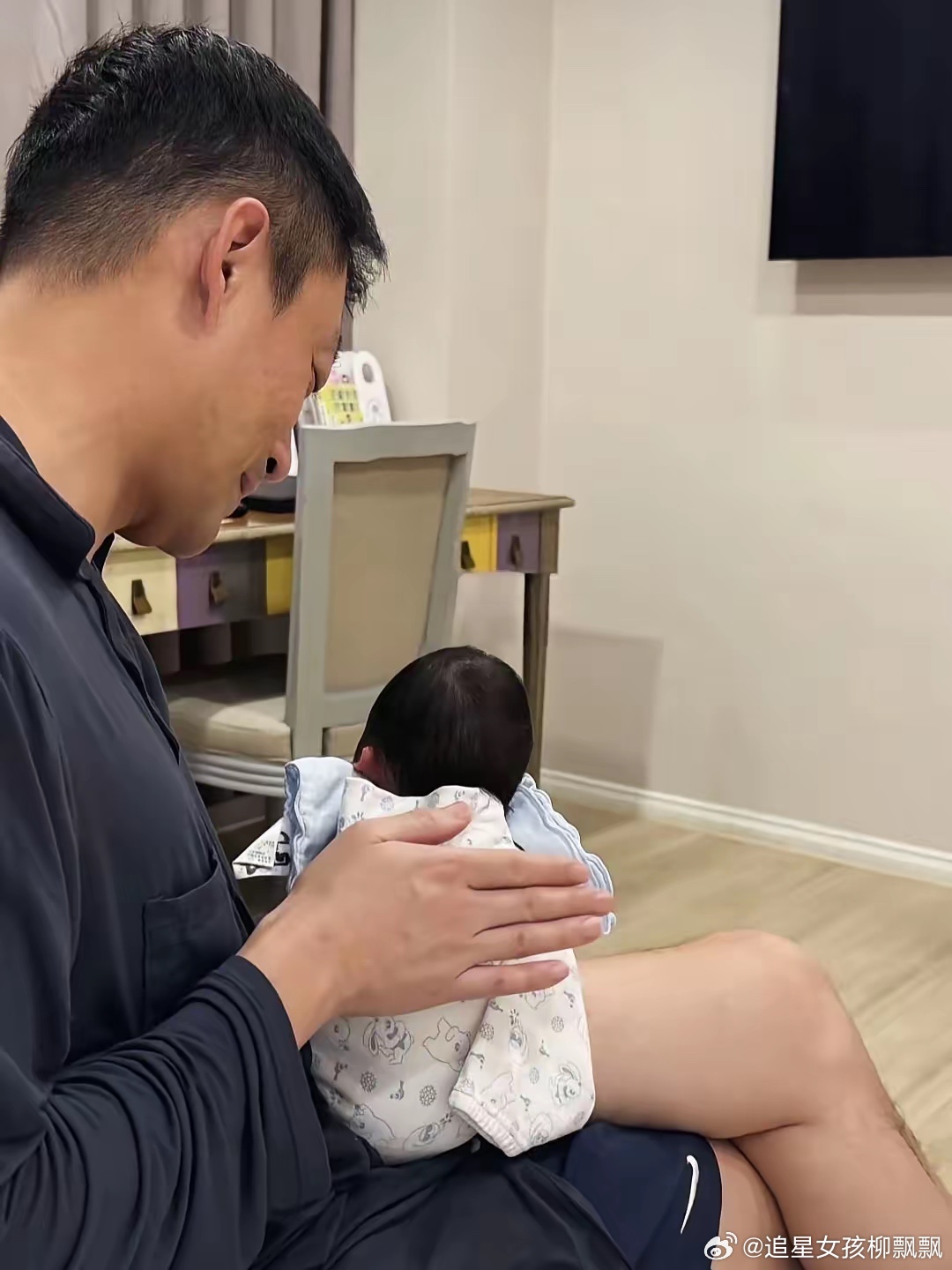 汪小菲到月子中心看望新出生的小儿子，亲自抱着儿子，温柔地帮儿子拍打后背，动作熟练