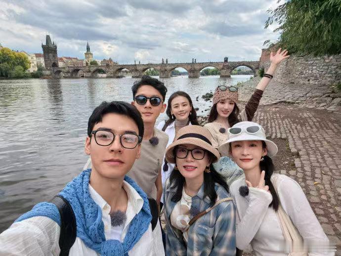 龚俊说那捷克得回来啦龚俊晒花少合照庆祝那英回归  龚俊说那捷，克得回来啦 ，是我