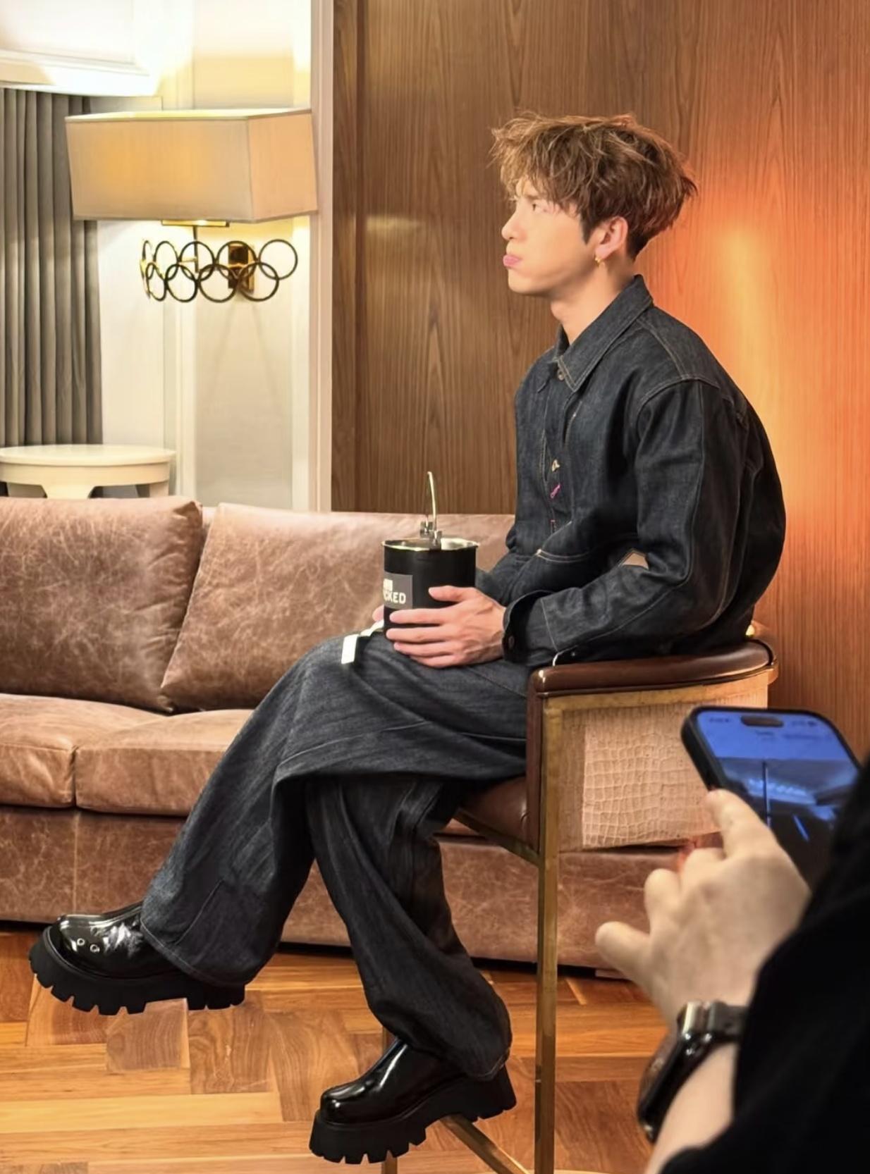 小狗其实是宽肩窄腰的daddy.