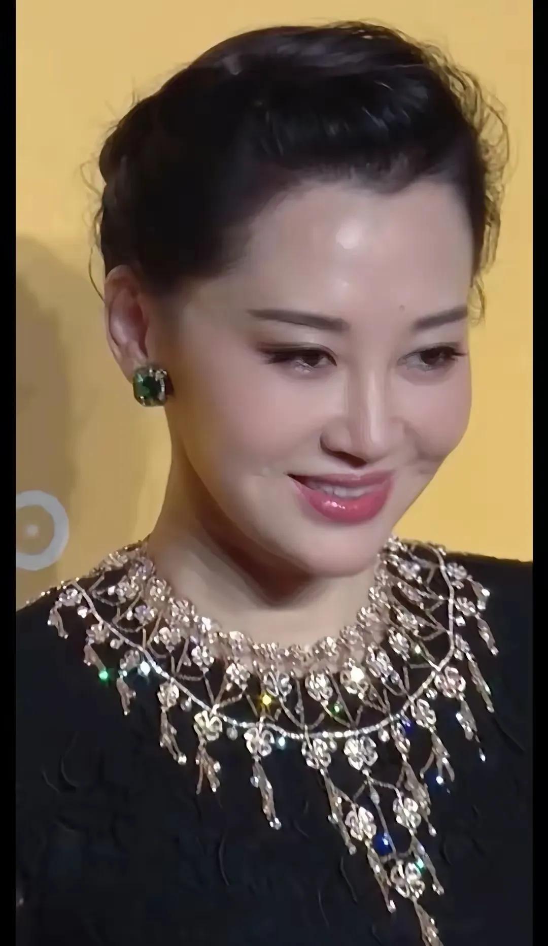 长得丑的都剩不下，她这么漂亮为什么还嫁不出去？思来想去，应该只有六个字可以概括，