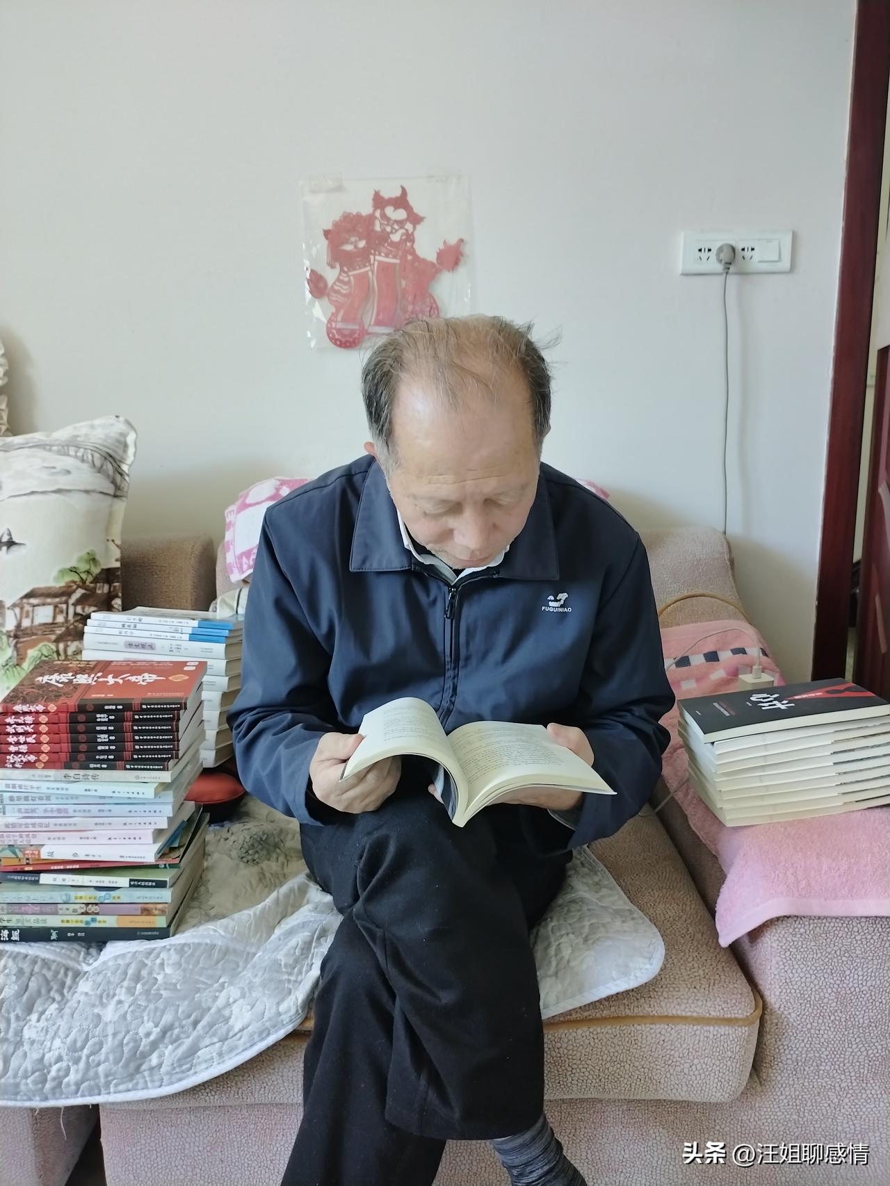 自从我们两个人退休以后，他文章也不写了，也不交朋结友了，也不做运动了，并不喜欢出