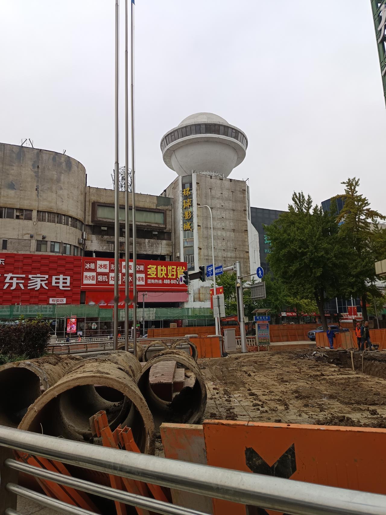 本溪商业发展传来捷报，经过半个月的努力环球购物中心外立面改造工作取得了明显进展，