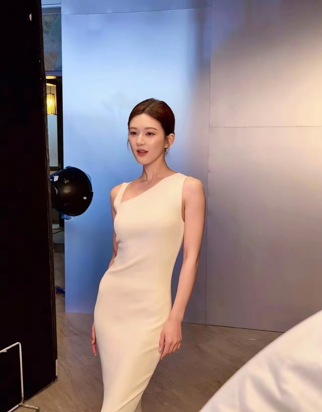 镜头下的赵露思，白裙温柔又高级。 