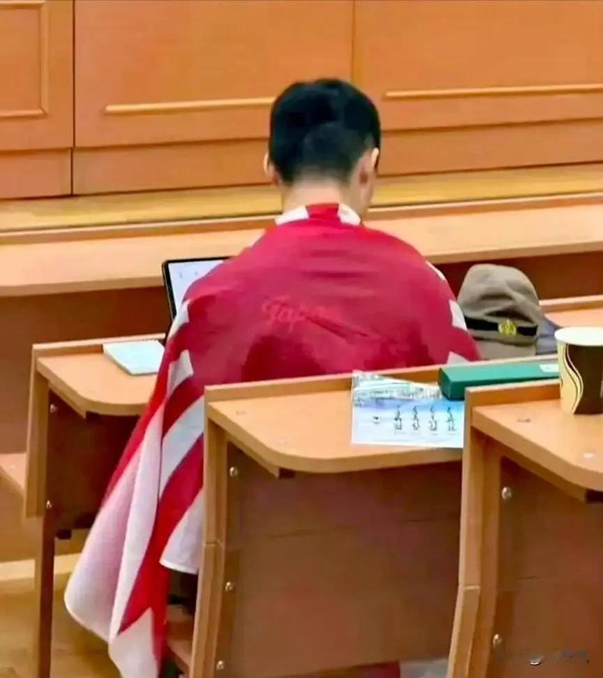 陈宇昕身披旭日旗精日事件不能再高高举起轻轻放下！事情发生了好几天了，但莫斯科大学