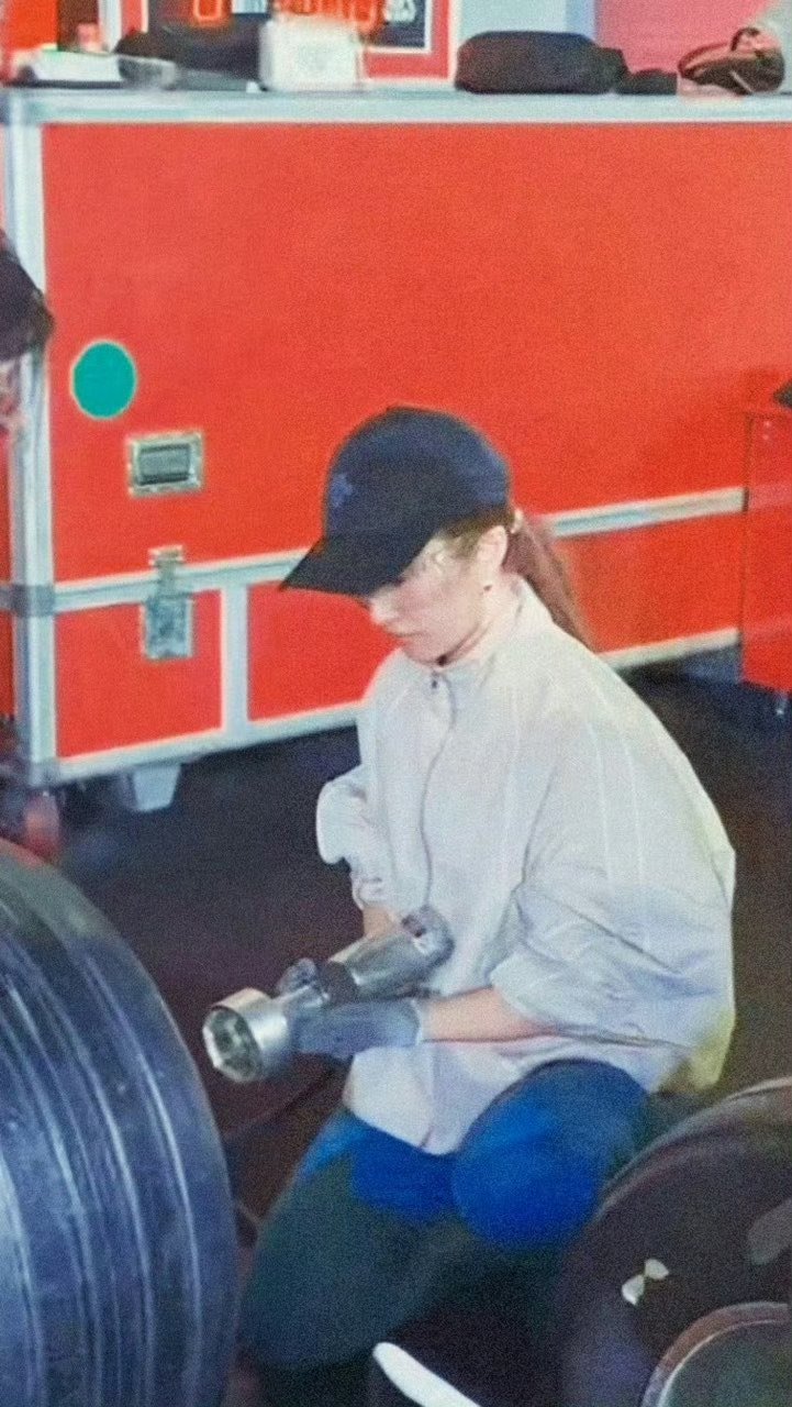 刘亦菲8秒换轮胎这段轻轻松松成为刘亦菲的梦女！！刘1菲不是叫着玩的，老公级别！！