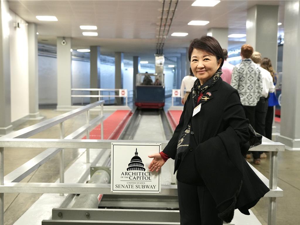 台中市长卢秀燕访美期间谈到军购案，国民党立委黄健豪解释，卢秀燕此行是想消除外界对