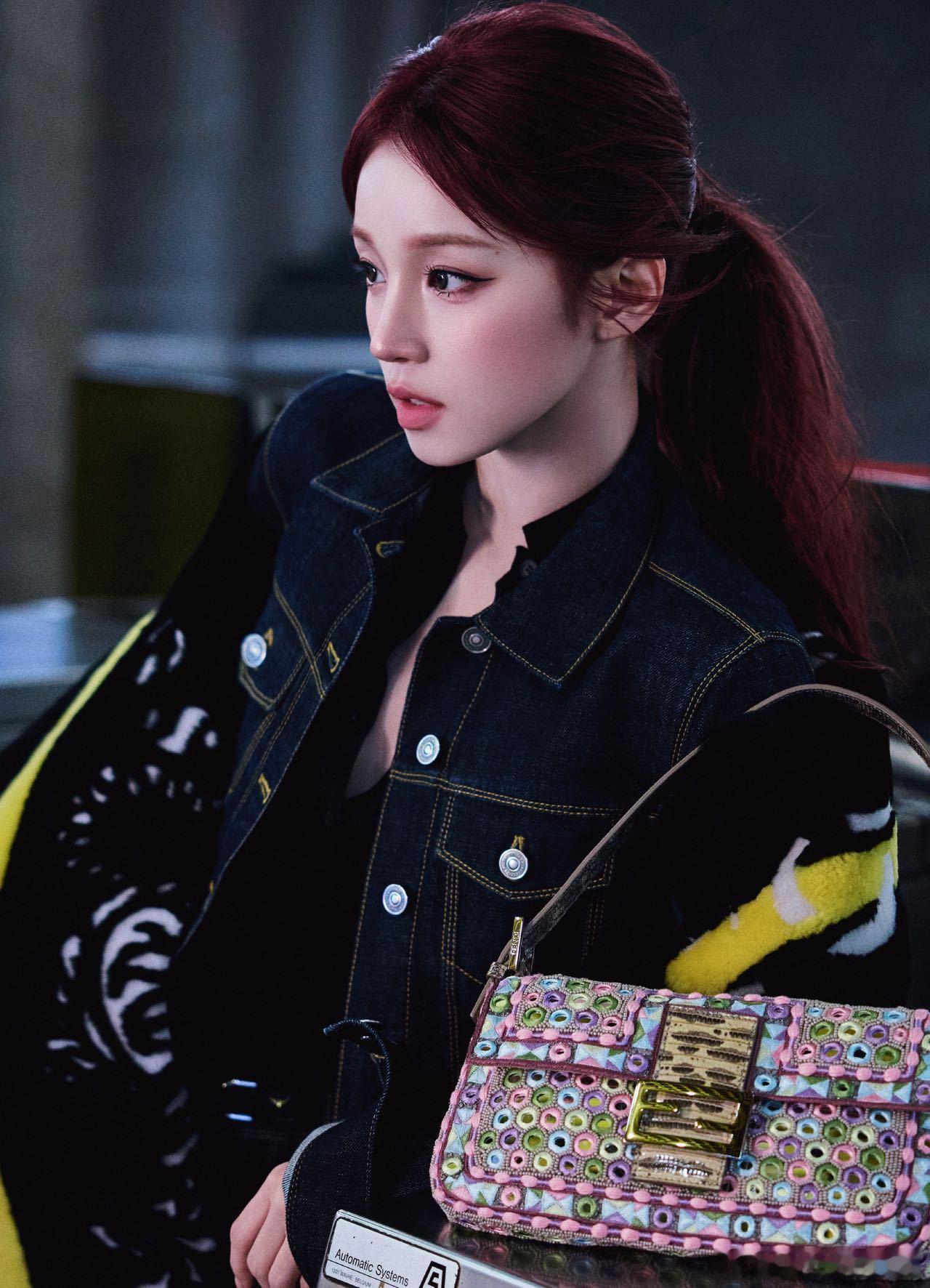 宋雨琦Fendi2026秋冬大秀造型，上身牛仔套装，红发马尾尽显利落时髦！酷女孩