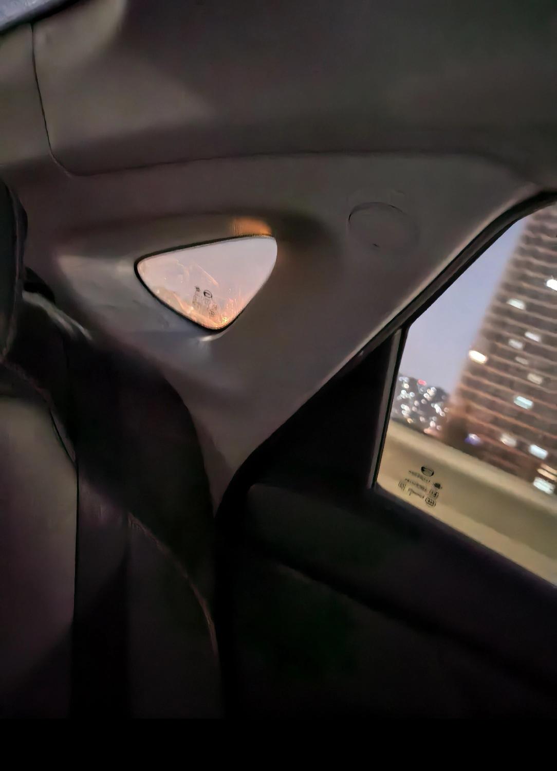 汽车后面的这个小窗户有什么用？