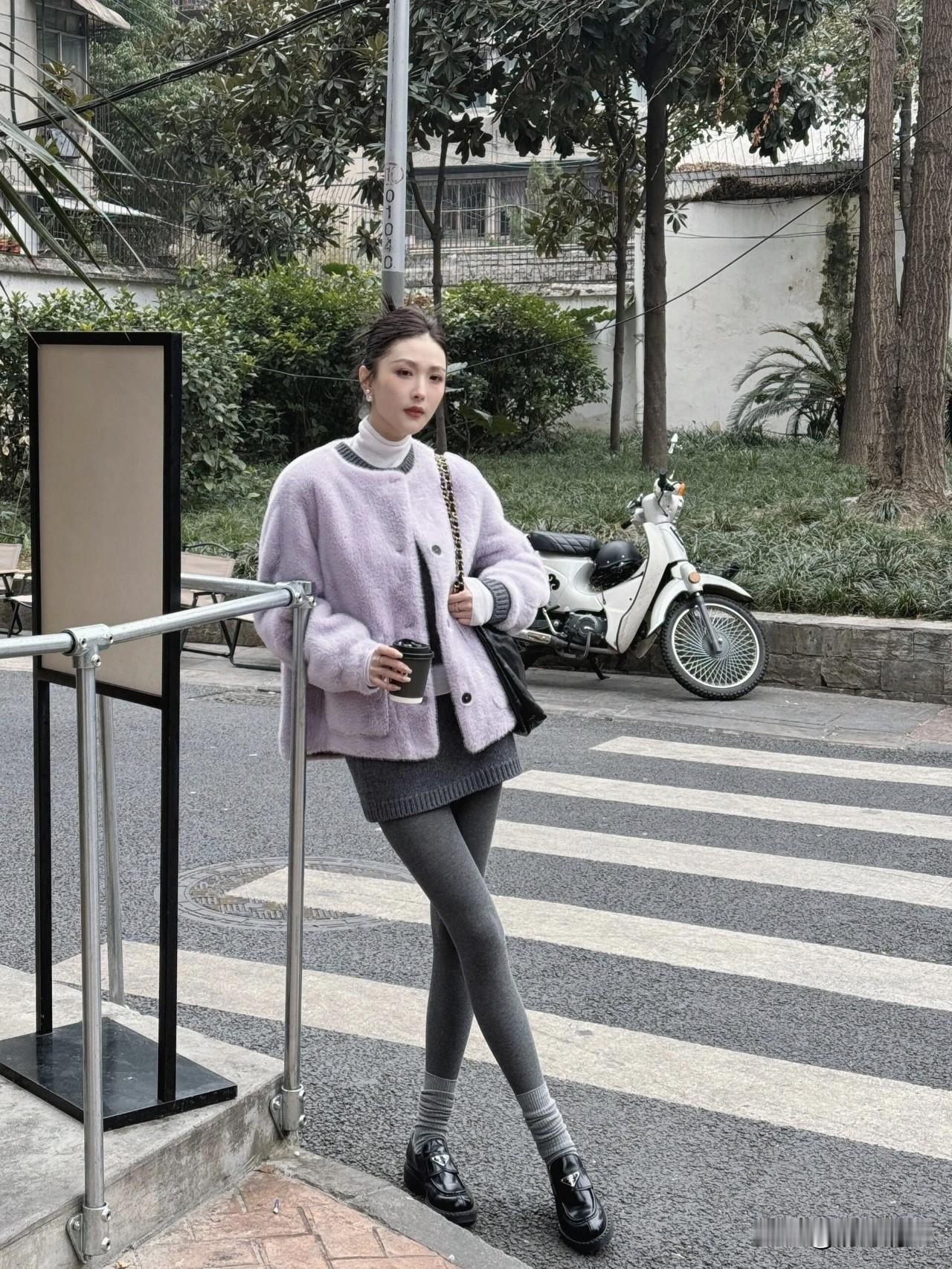 我发现，衣柜里那些最耐看、最显气质的，往往是灰紫色系的搭配。

前阵子入手了一件