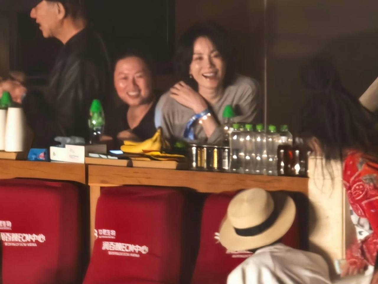 昨天谁说的 那英演唱会包厢堪比春晚
王菲、龚俊、张碧晨、宋丹丹、 李沁 、张雅琪