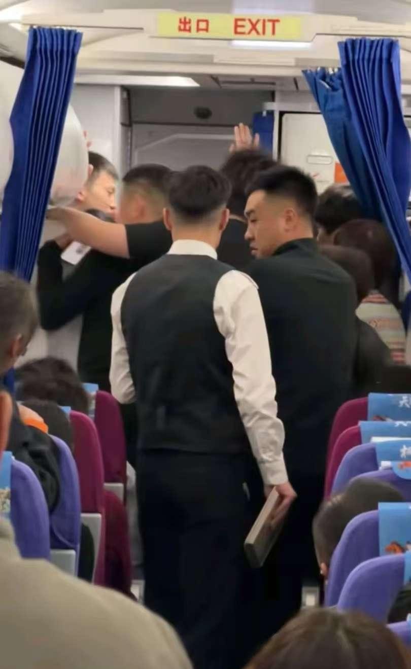 11月10日，成都飞石家庄的航班登机口，争吵声打破了原本的秩序，一名孕妇买票时压