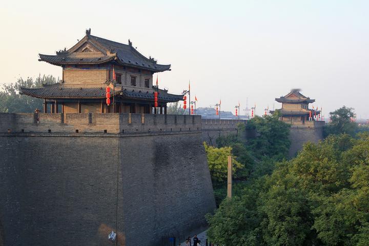 出发去西安旅游，那可太值了！西安古称长安，十三朝古都，历史底蕴超深厚。秦始皇兵马