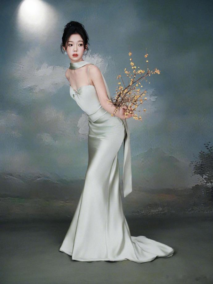 希林娜依高温婉灵动大小姐出席焕新非遗盛典造型图集，吊带露背礼服搭配盘发造型，温婉