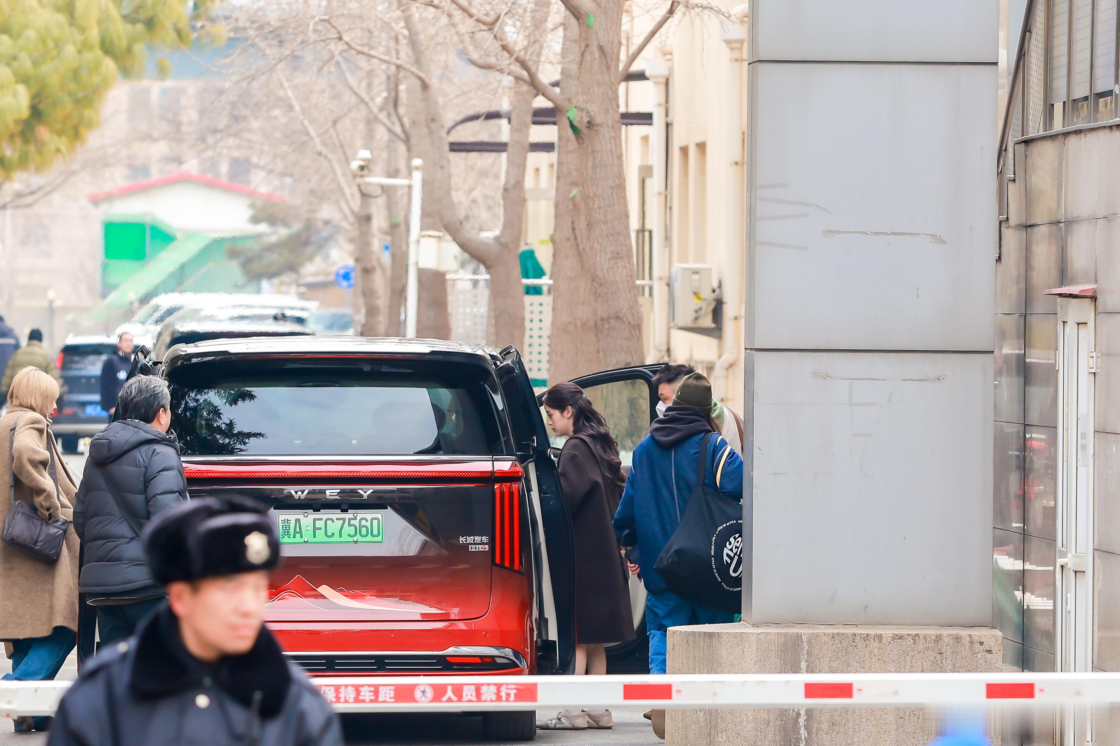 魏牌高山真带劲女子偶遇春晚接送艺人的车