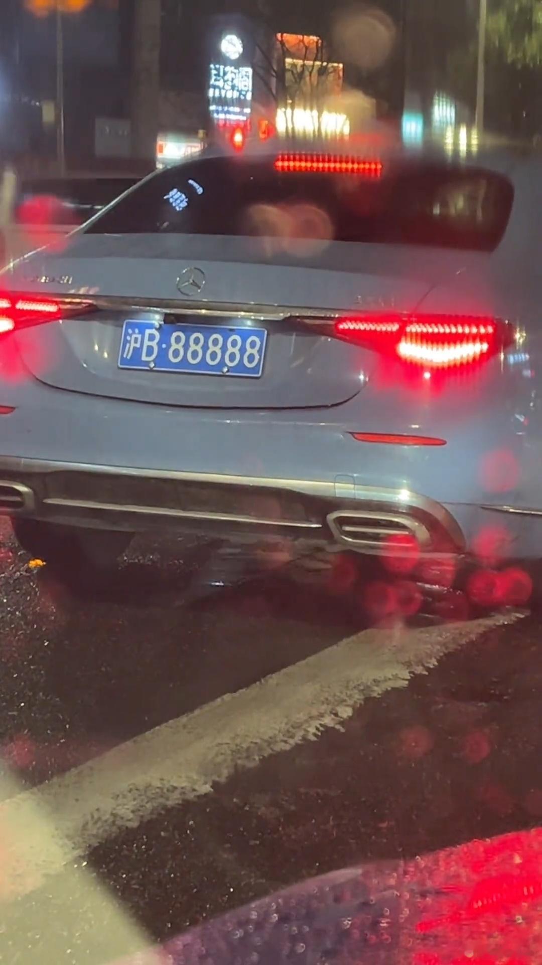 请问这车和车牌哪个更贵？ 