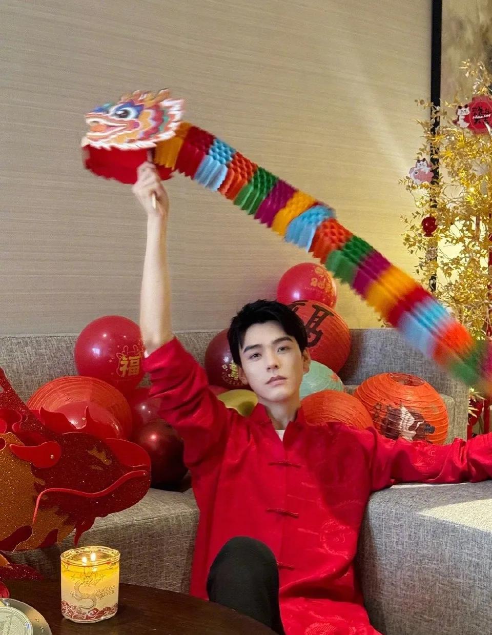 男明星的新年营业照！