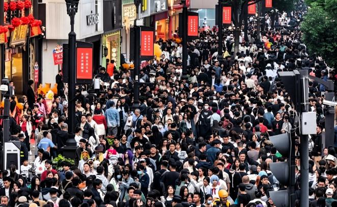 六月市场风向突变！全民低价内卷彻底失效，实体做生意的底层逻辑全面改写。
 
过往