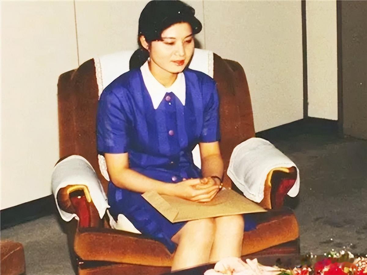 1987年，一名朝鲜特工假扮成日本人，成功策划了一起空难。被捕后，她声称自己是中