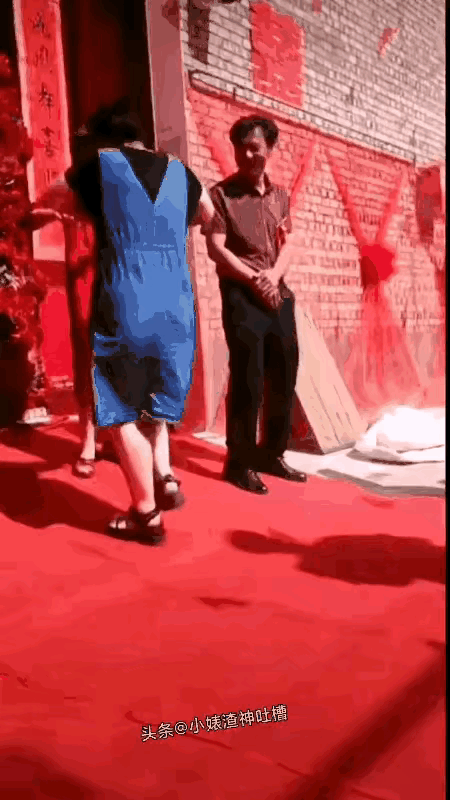 婚礼不就是图个热闹喜庆嘛！喜公公、喜婆婆和来宾热情互动，大家都笑得合不拢嘴。
这