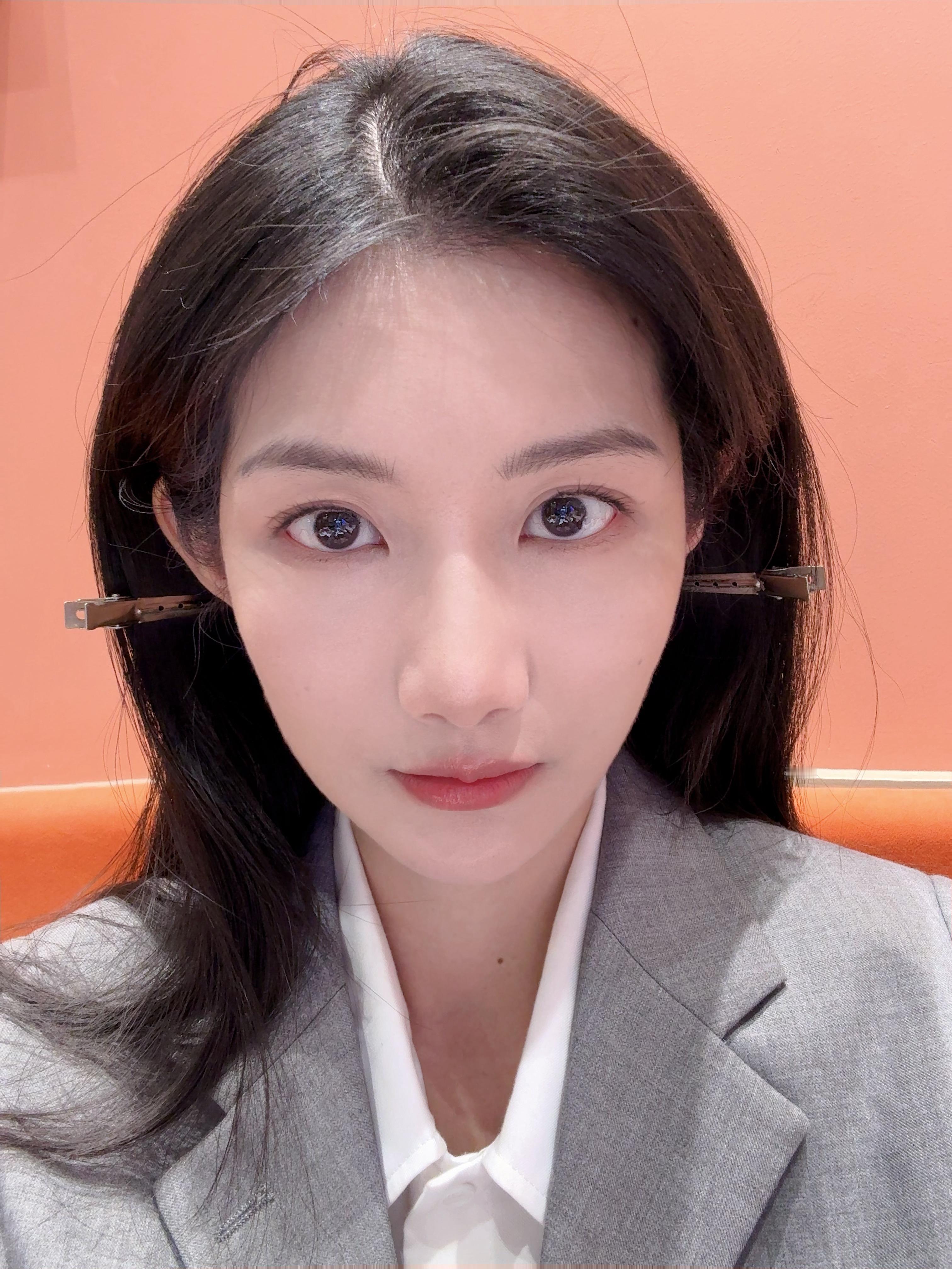 四月拍了米米哒新 sfz 证件照（想把护照照片也换一下，五月表哥结婚，自己也买了