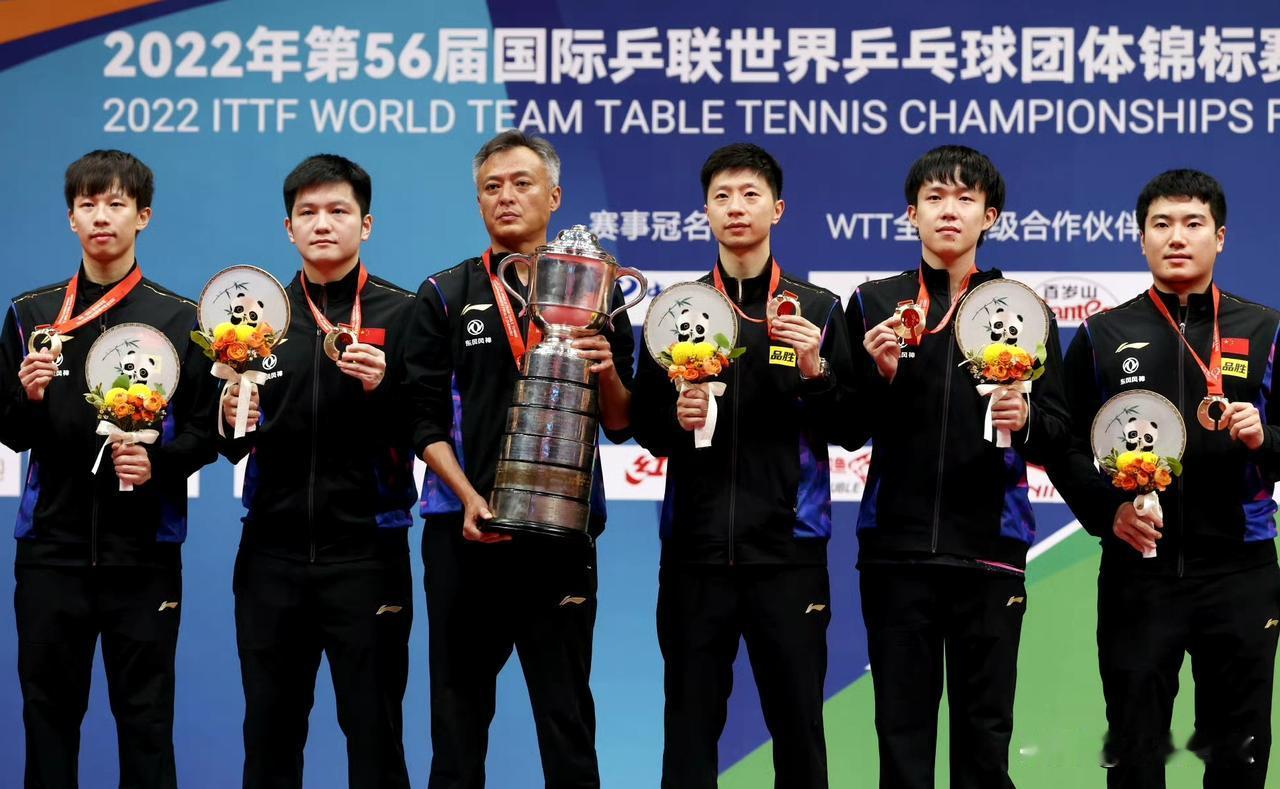 一眼望去，国乒男队球员齐刷刷一字排列，虽然高矮不一，但都是帅哥，很养眼哦。