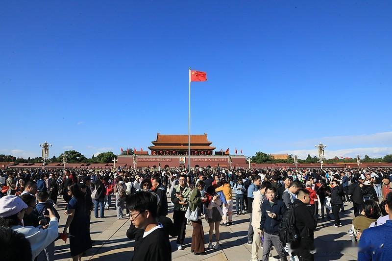 今天是十月一日国庆节
🇨🇳盛世华诞，举国同庆。
七十余载风雨兼程，神州大地日