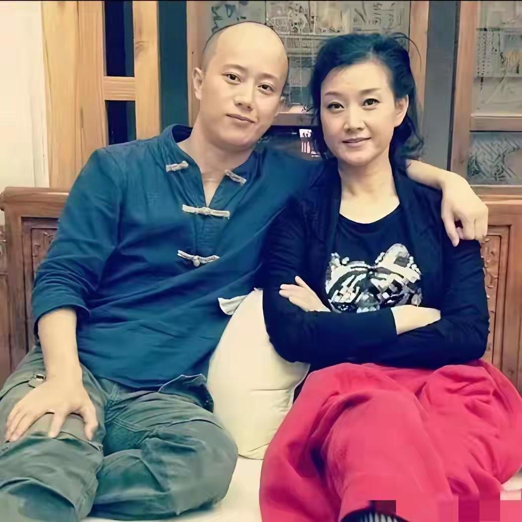 宋祖英我认识，旁边男士是谁