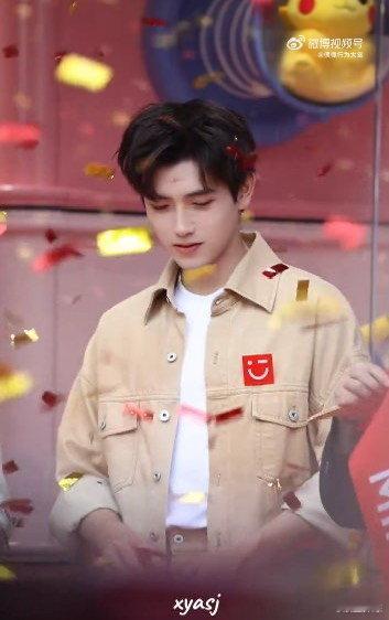 #陈飞宇 彩带雨# 陈飞宇伸手捕捉飘落的彩带，那一幕浪漫至极！仿佛置身偶像剧，彩