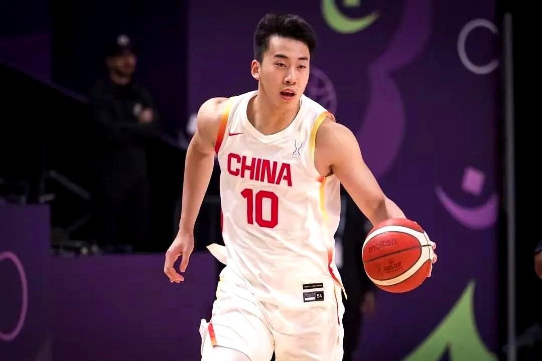 世界杯防得累喘的李凯尔13+5+3，回头被弹幕“慢三步”。

同高同重的王俊杰亚