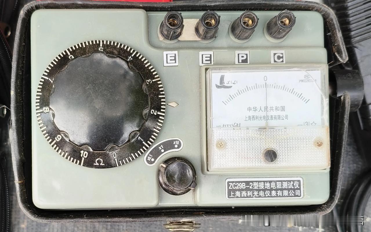 老国货ZC29B-2接地电阻测试仪，上海西利光电出品。斑驳的外壳、复古的指针刻度