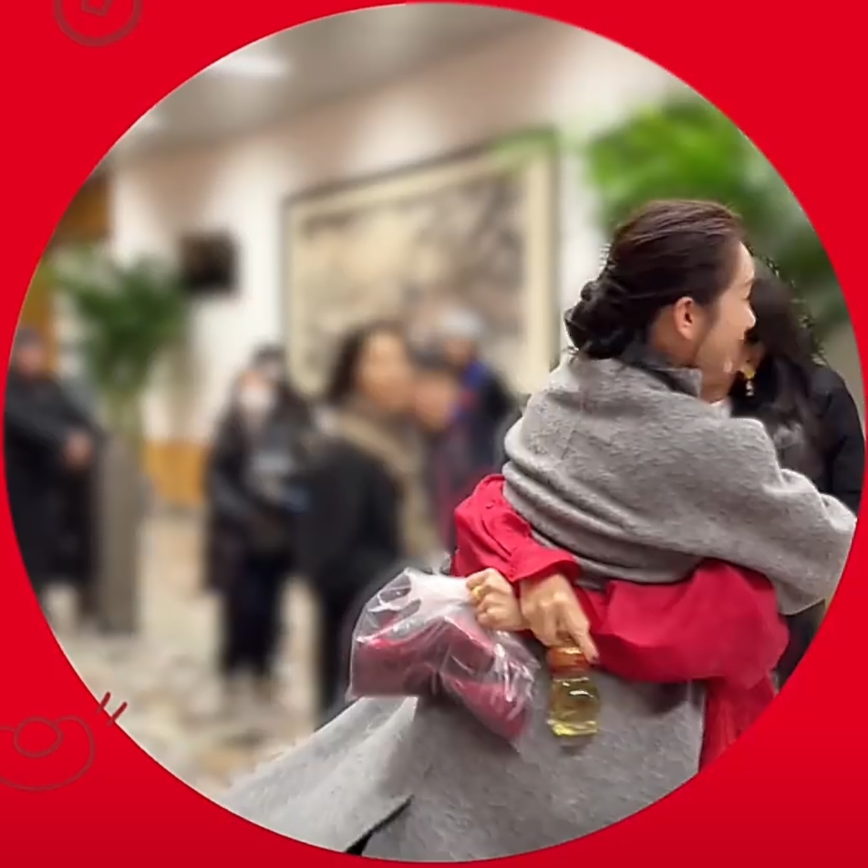 刘涛一身牛劲儿没处使拎着高跟鞋和水杯就把亲亲闺蜜抱起来转圈圈