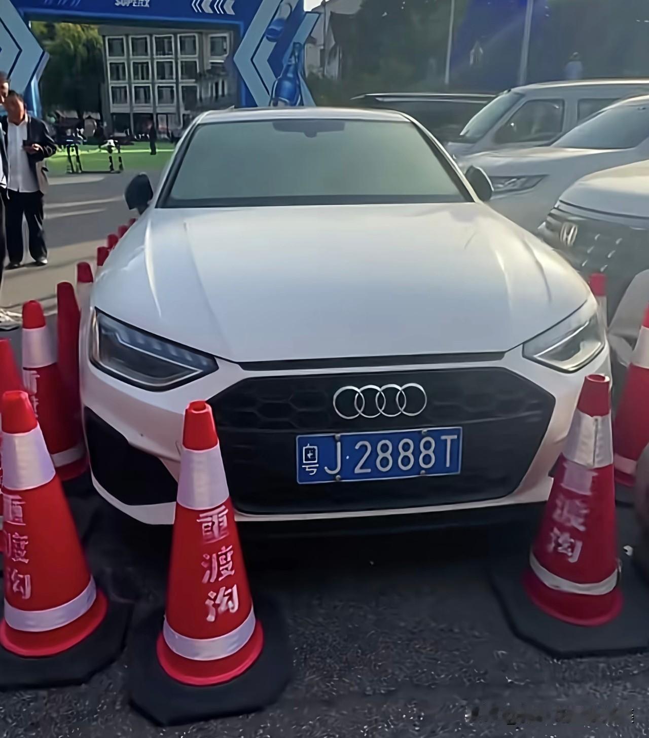 一辆奥迪开在前面，

后面跟了一长串车。

后车司机都以为她认路，结果她把人全带