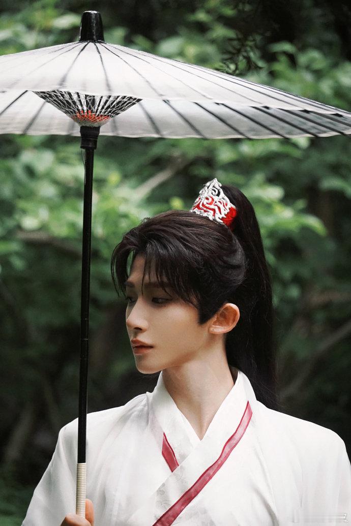 刘宇撑伞侧颜 简直不要太绝啊！国风美少年刘宇！换个时空📖🗡️ ​​​