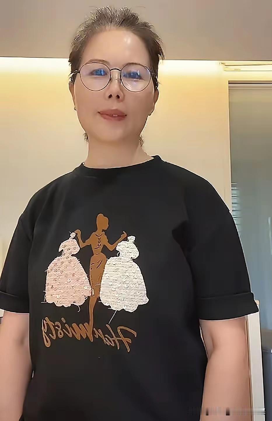 前儿汪小菲还在北京带着玥儿遛弯呢，紧跟着杨阿姨就在直播间唠了，等箖箖一放暑假，她