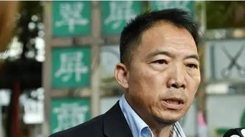 太讽刺了！乱港头目胡志伟在香港服刑期满，一刻不歇飞往英国想当 “流亡政客”，谁知