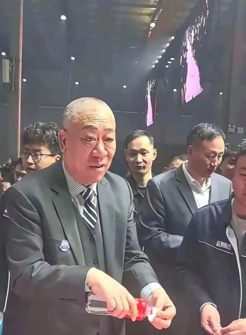 河南矿山的崔培军，把公司2.7亿利润中的1.8亿发给员工当奖金。结果开工第一天，