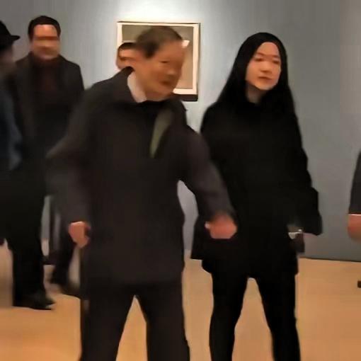 翁帆这二十年婚姻简直像开了挂。
作为高材生，明明能靠颜值找个金主，却一头扎进杨老