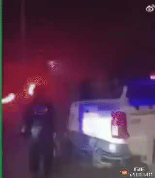 叙利亚，当地抗议活动升级
在马阿拉特努曼，大批民众走上街头，抗议者封锁了阿勒颇至