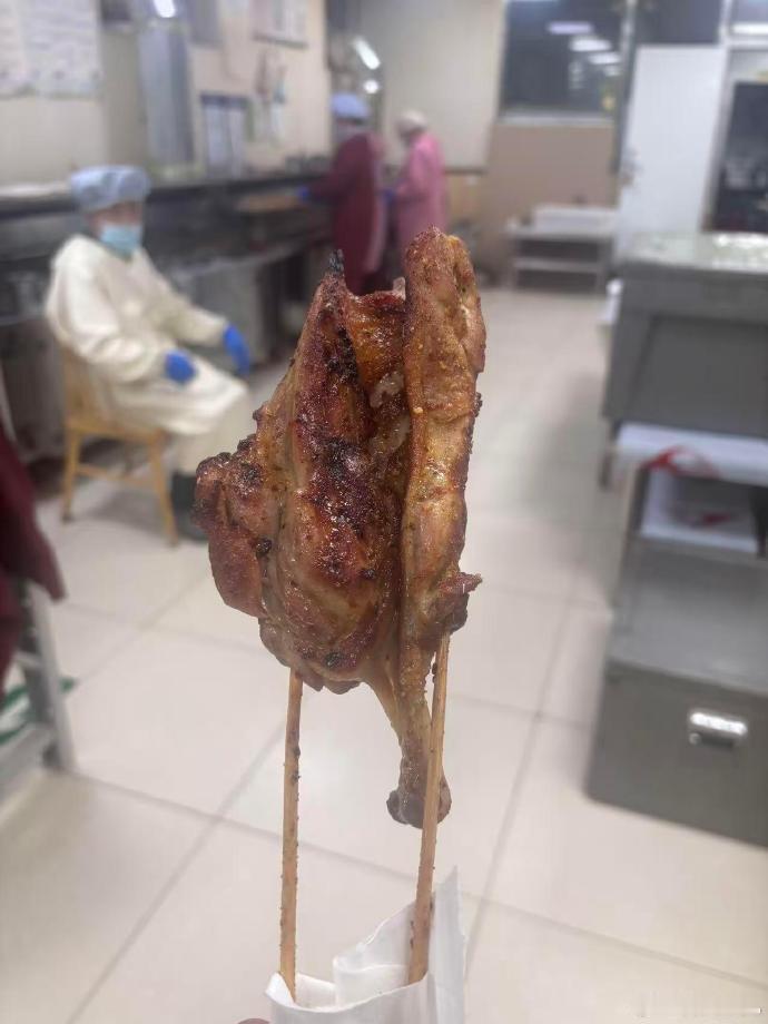 女子用鸭肉冒充鹅肉售卖被判二缓二贵州安顺一女子用鸭肉冒充鹅肉卖了22万，被判二缓