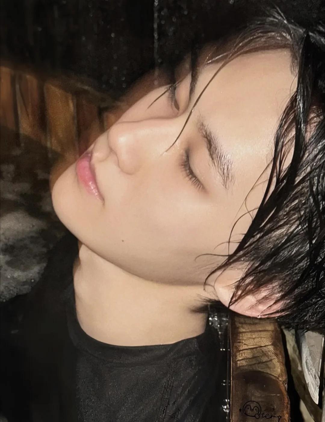 这大半夜的 什么意思啊