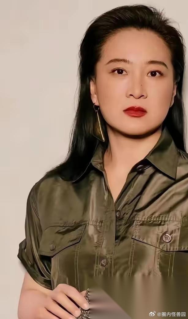 现在的贾玲，真是让雷佳音说准了：瘦下来的她就像新认识的人，浑身上下找不到半分过去