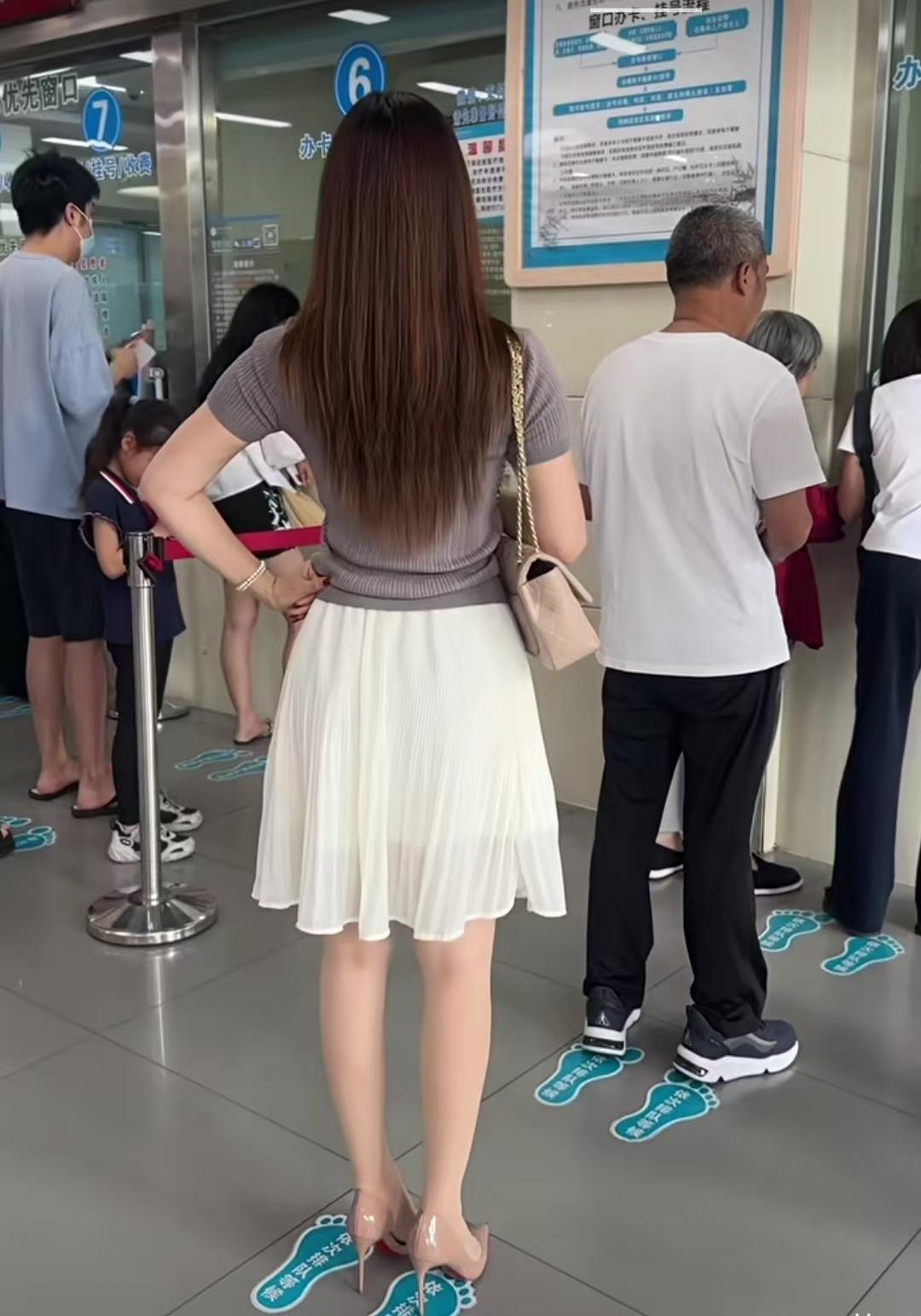 5号窗口，排起了长队，[爱慕]原因在于……
[金哨]幸福来的如此的“触不及防”，