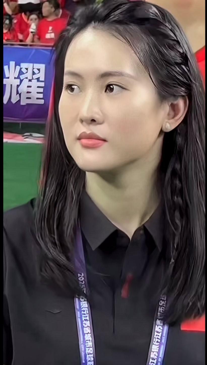 美女你是真正的明星！和那些漂亮的影视所谓明星是没法比的！你吃了多少苦！流了多少汗